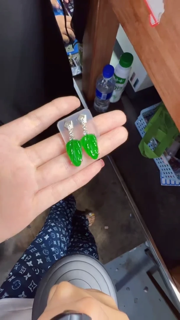 未镶嵌定制翡翠翡翠A货有轻微色差属于正常现象，耳饰多样性发货1