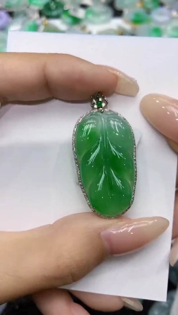 翡翠18K金镶嵌颈饰111111111111