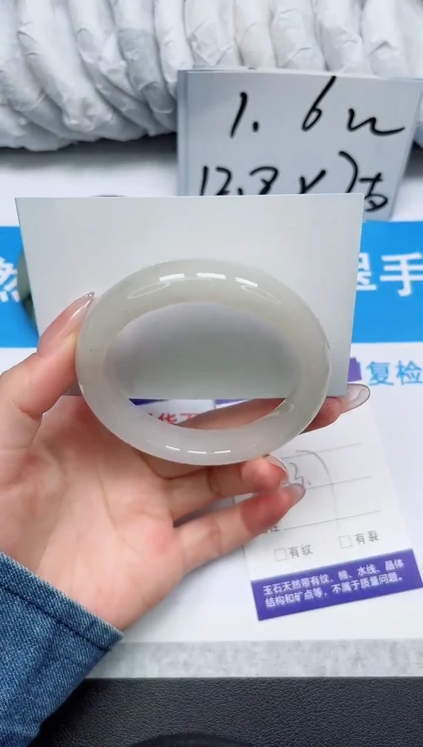 【闪购商品】石英质玉手镯未镶嵌72