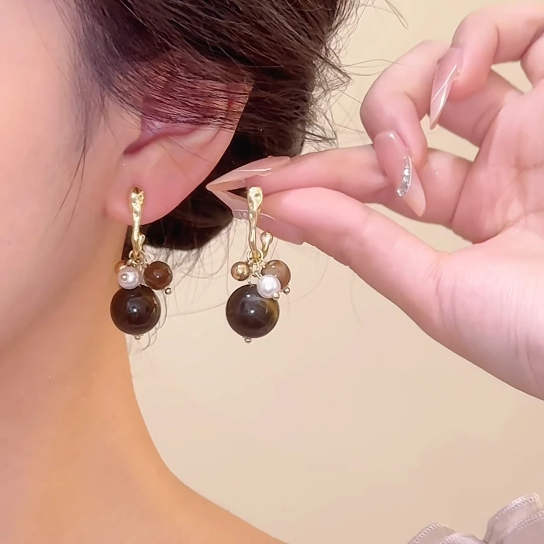 合金耳饰 复古港风秋冬新款咖色圆珠耳环小众设计感重工高级耳饰