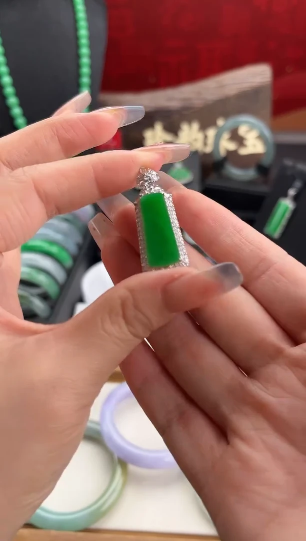 颈饰18K金镶嵌翡翠吊坠