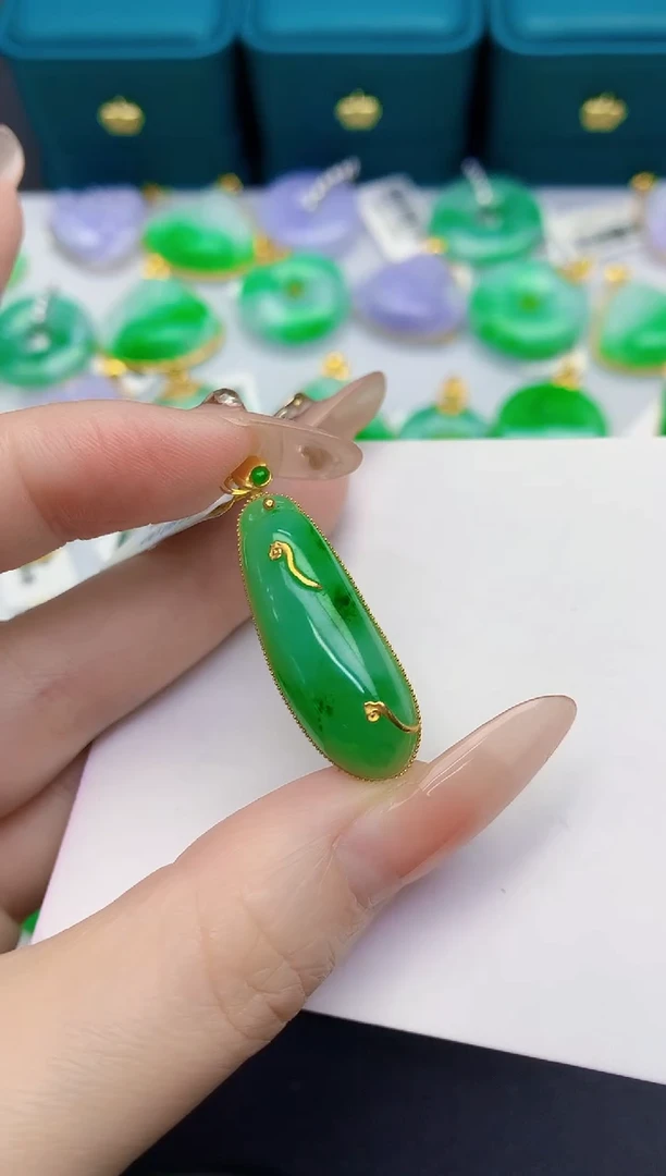 颈饰18K金镶嵌翡翠缅甸天然翡翠A货