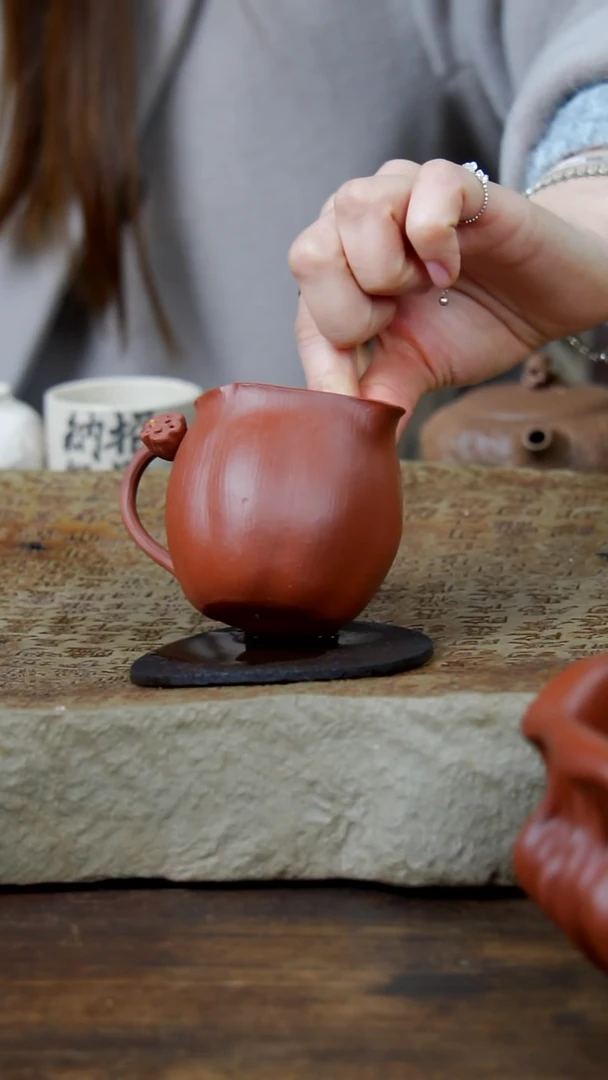 紫砂张月《朱泥手把公道杯》（微瑕）