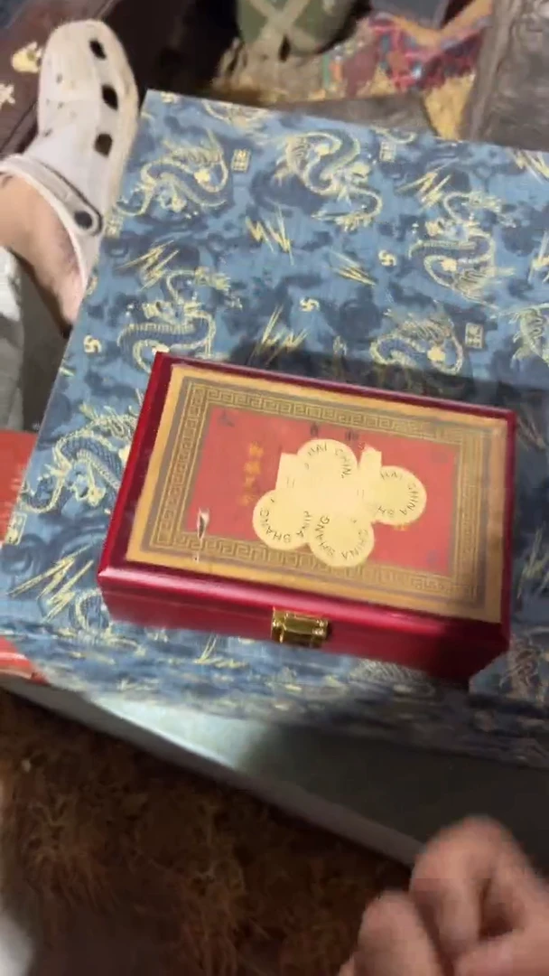 香榧木1个枣红色小盒子链接10圆