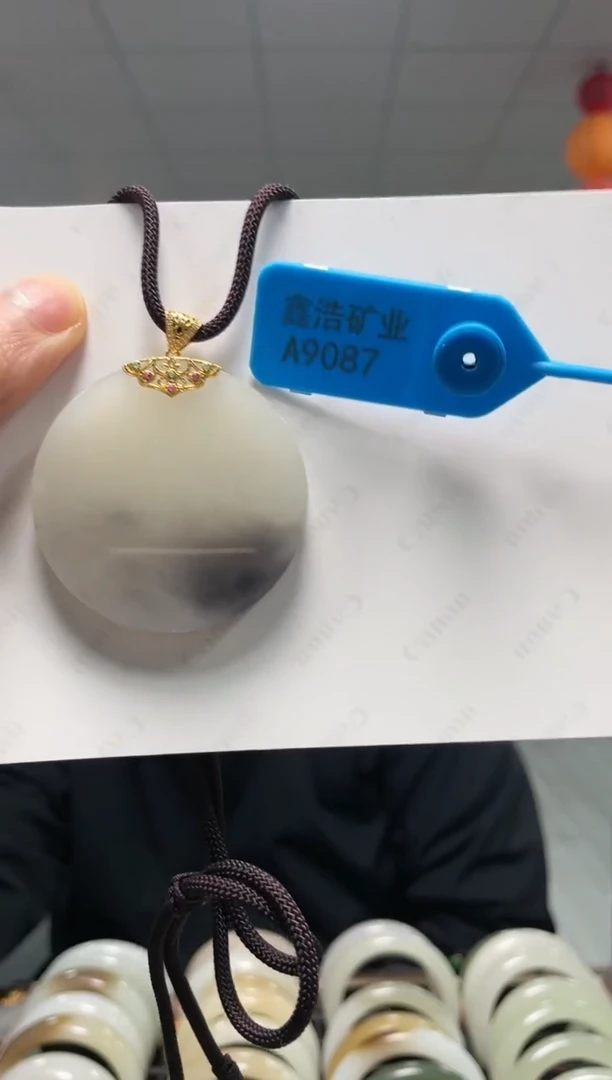 颈饰18K金镶嵌和田玉青花牌挂件一件A9087