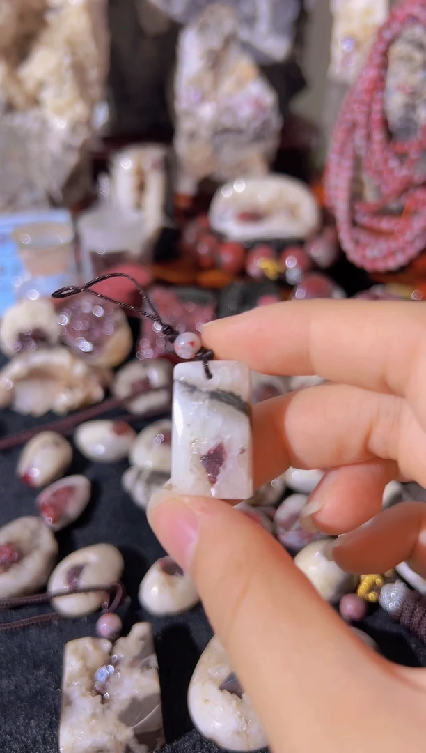 天然辰砂天然辰砂天然朱砂大晶砂随行吊坠