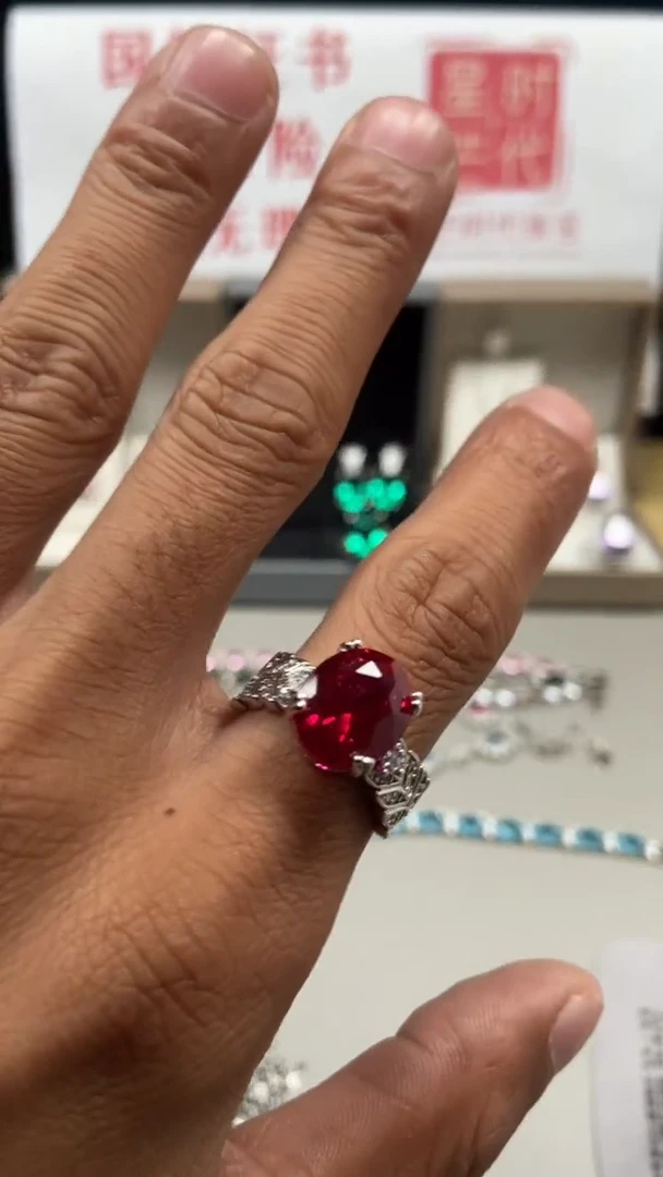 铂Pt950镶嵌戒指红宝石1