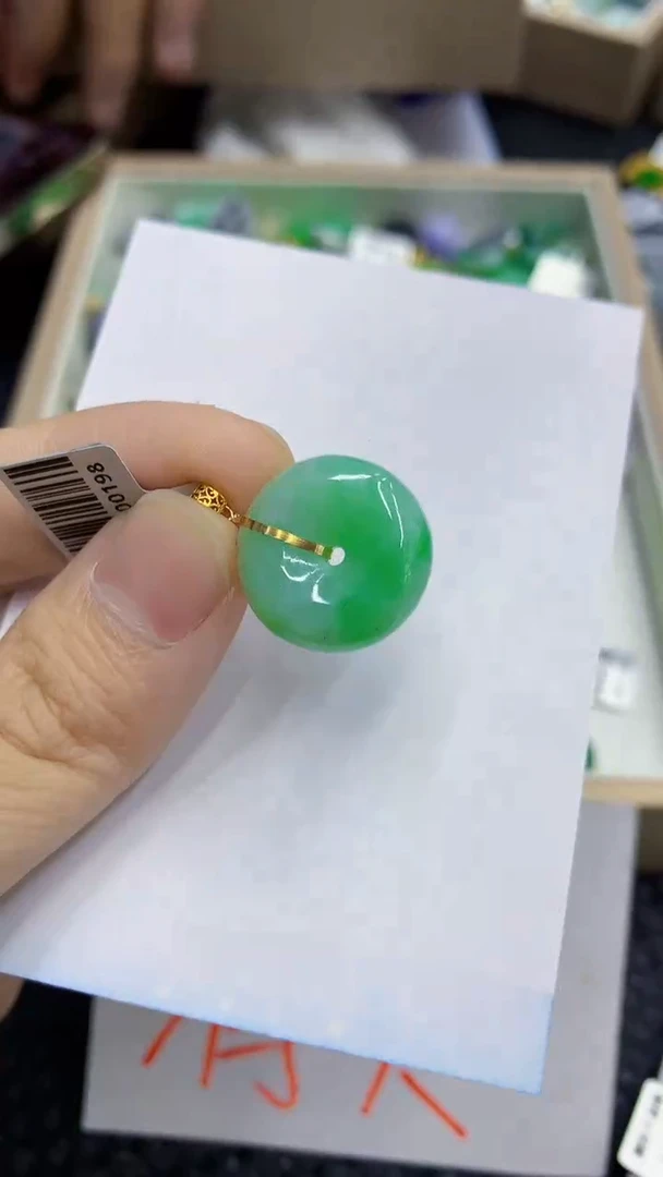 翡翠18K金镶嵌颈饰             1