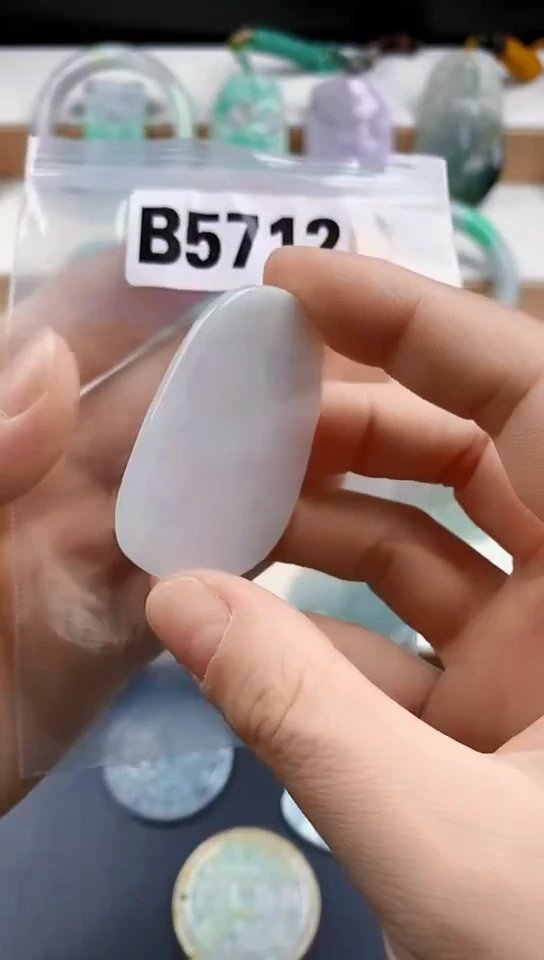 颈饰未镶嵌翡翠天然翡翠吊坠挂件