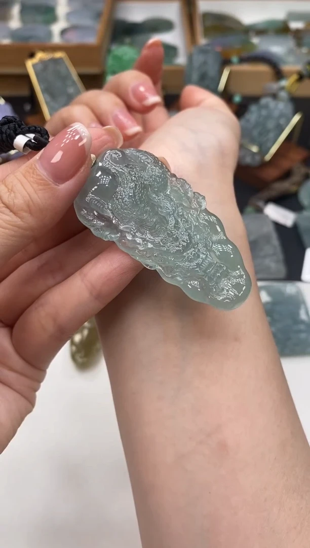 颈饰未镶嵌翡翠龙牌