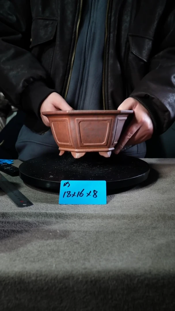 A宜兴紫砂小花盆