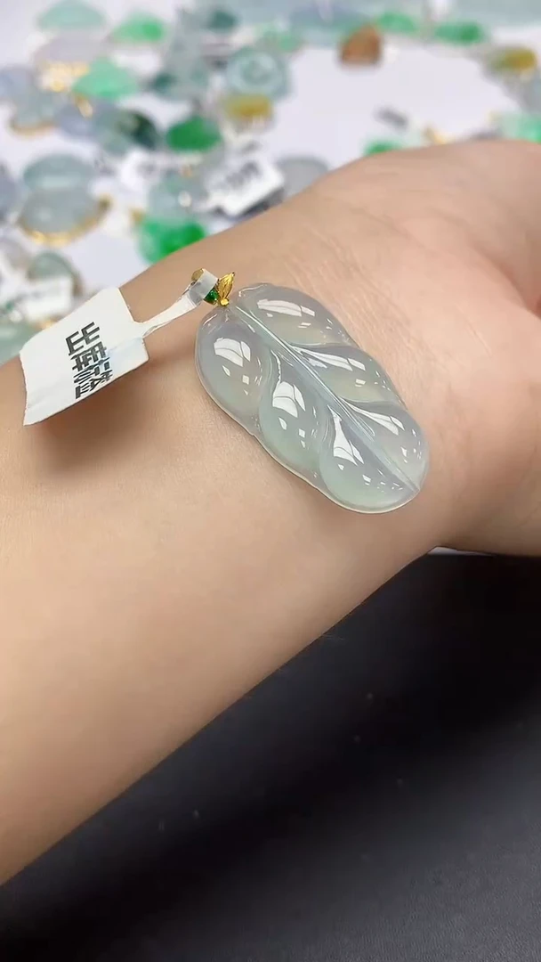 翡翠18K金镶嵌颈饰天然缅甸a货翡翠