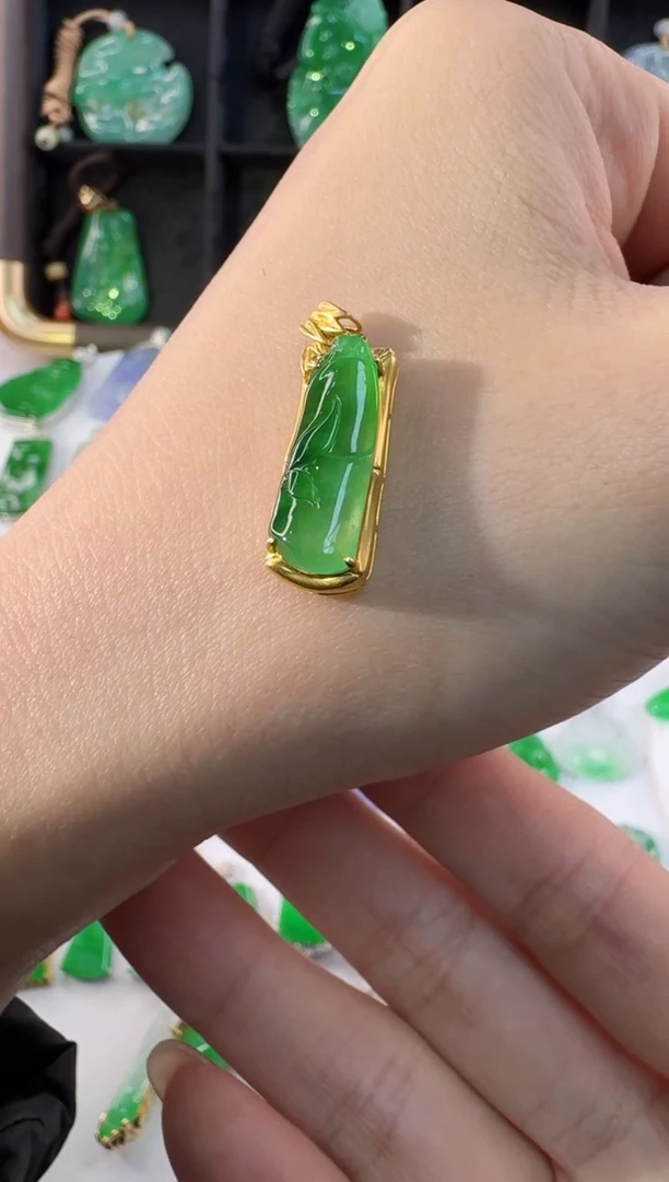 颈饰18K金镶嵌翡翠缅甸A货翡翠