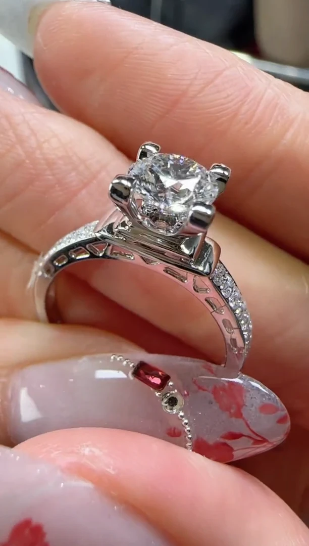 【闪购商品】实验室培育钻石18K金镶嵌1克拉铁塔钻戒11-13-16