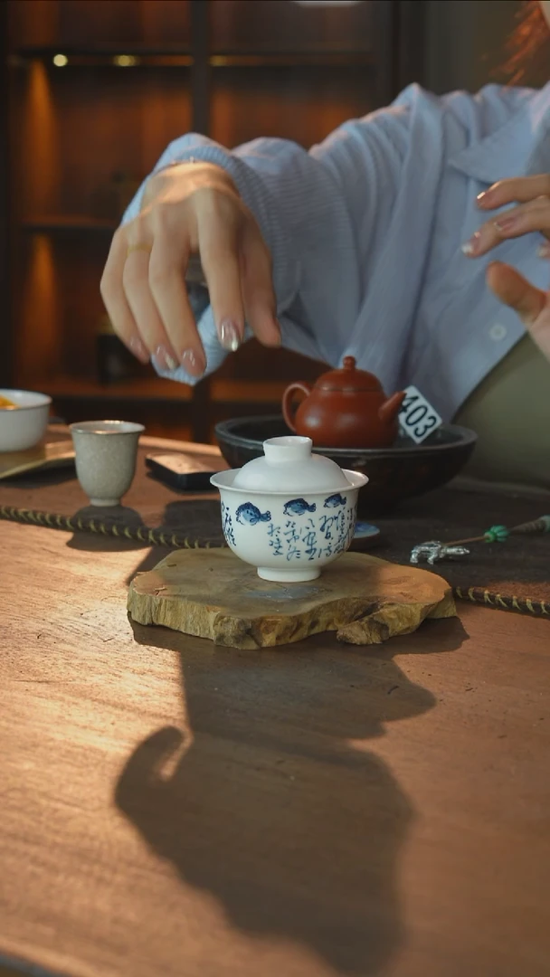 青花诗文小鱼盖碗