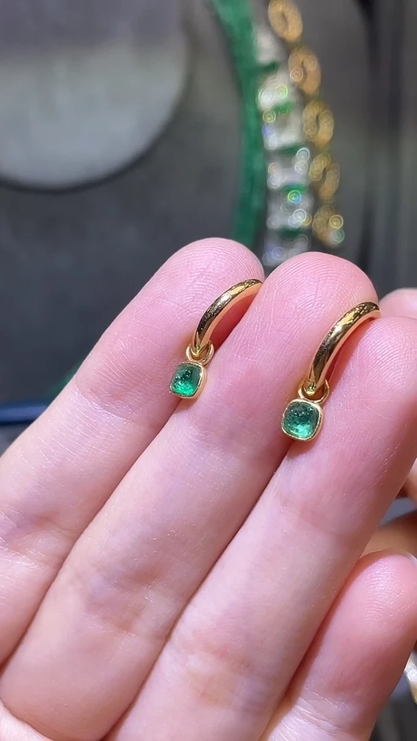 耳饰18K金镶嵌祖母绿0.52ct