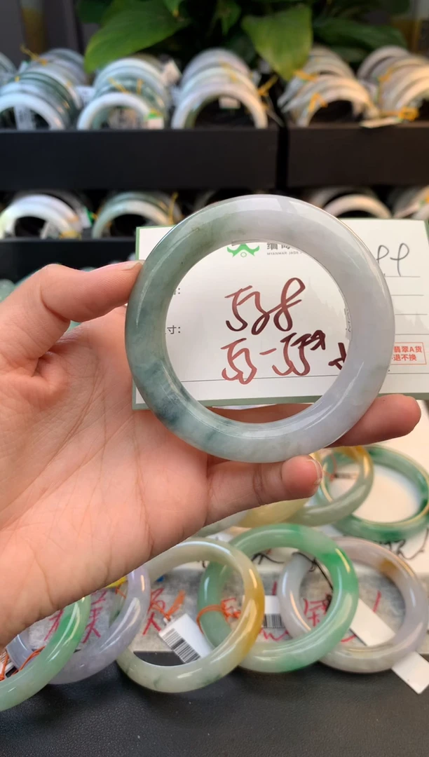 未镶嵌定制翡翠毛货需精细抛光+多人