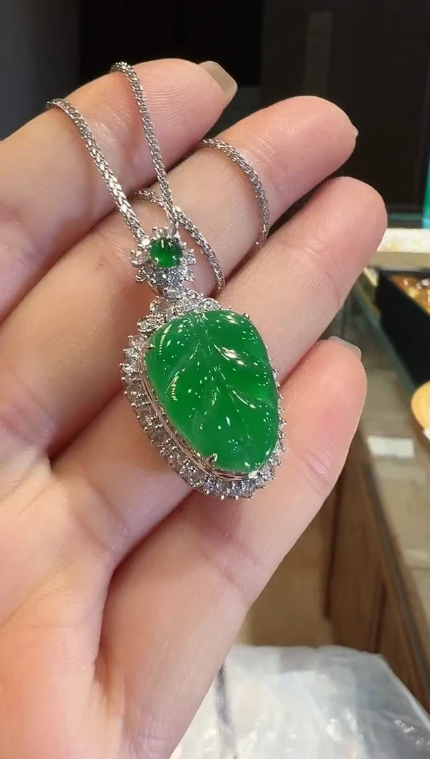 颈饰18K金镶嵌翡翠翡翠吊坠