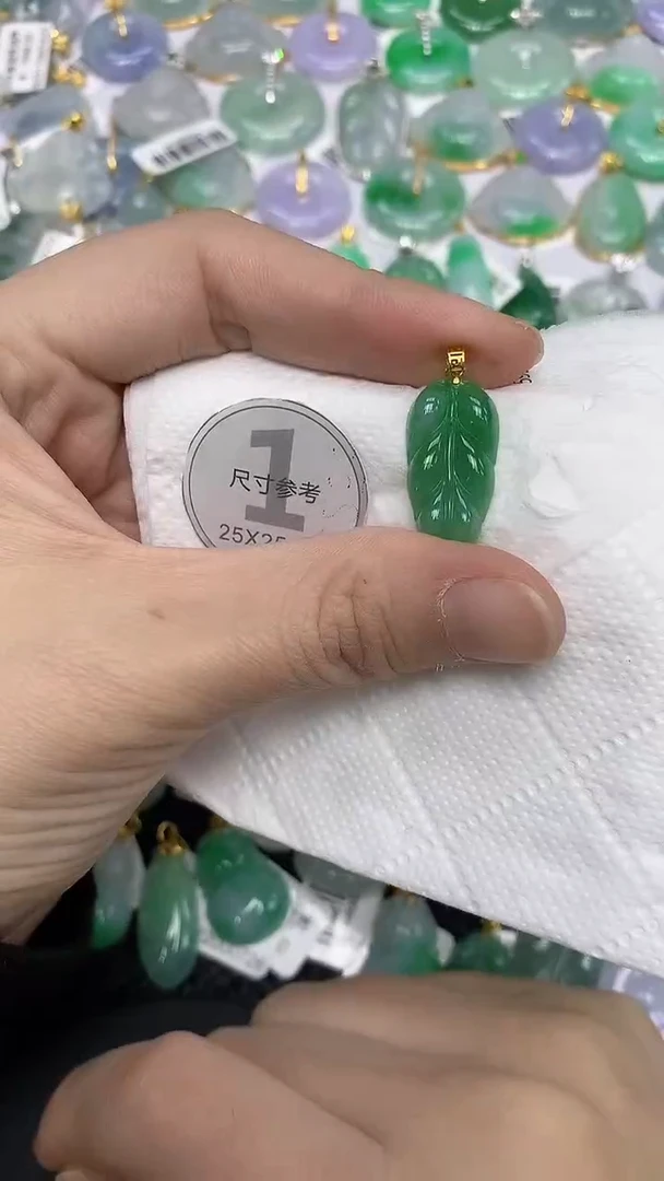 颈饰18K金镶嵌翡翠111111111