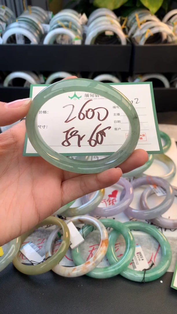 未镶嵌定制翡翠毛货需精细抛光+多人