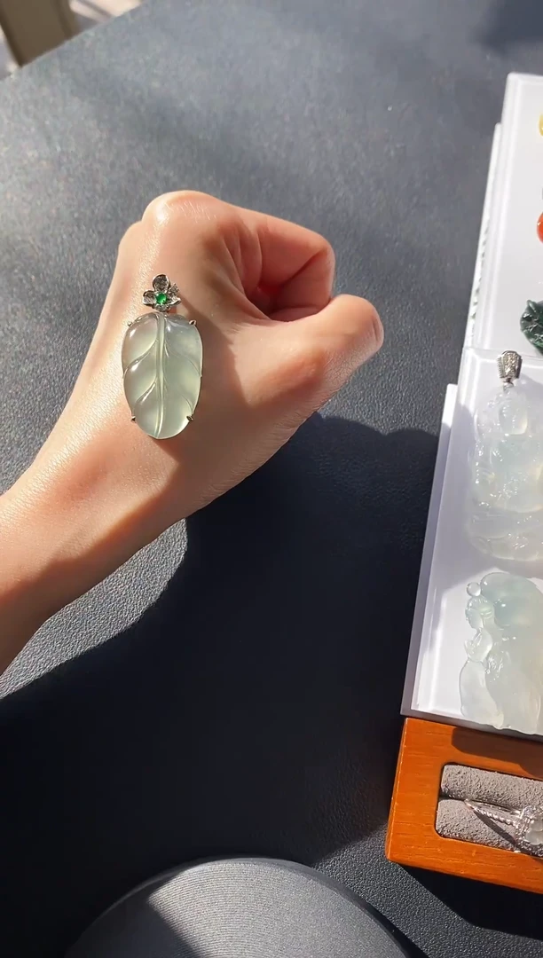 颈饰18K金镶嵌翡翠叶子吊坠~