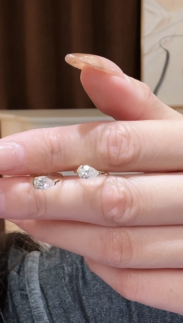 18K金镶嵌实验室培育钻石耳饰18k金k黄50分水滴耳圈