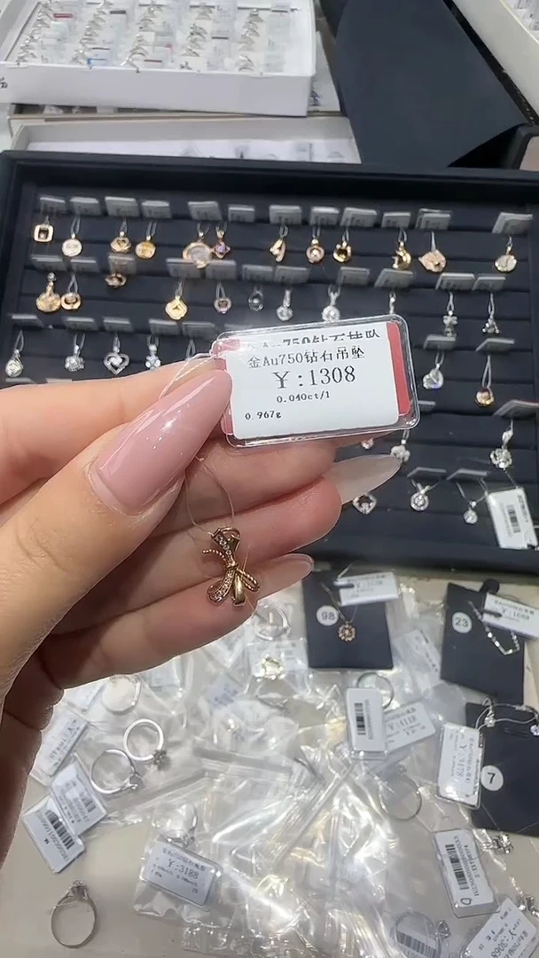 吊坠(不含链)18K金镶嵌钻石?****Y1086