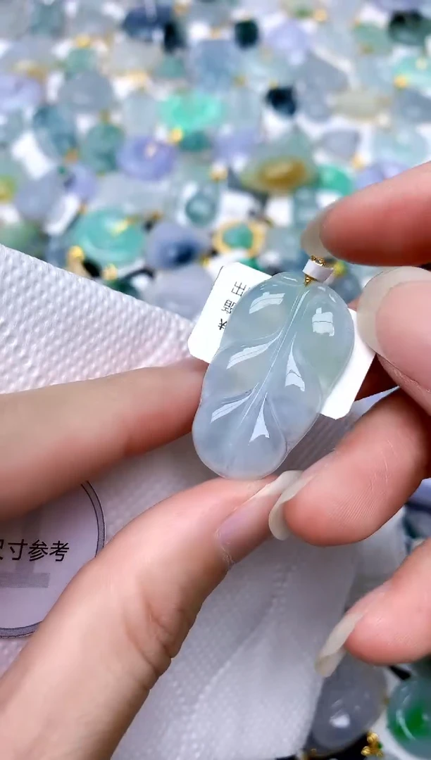 颈饰18K金镶嵌翡翠天然A货翡翠