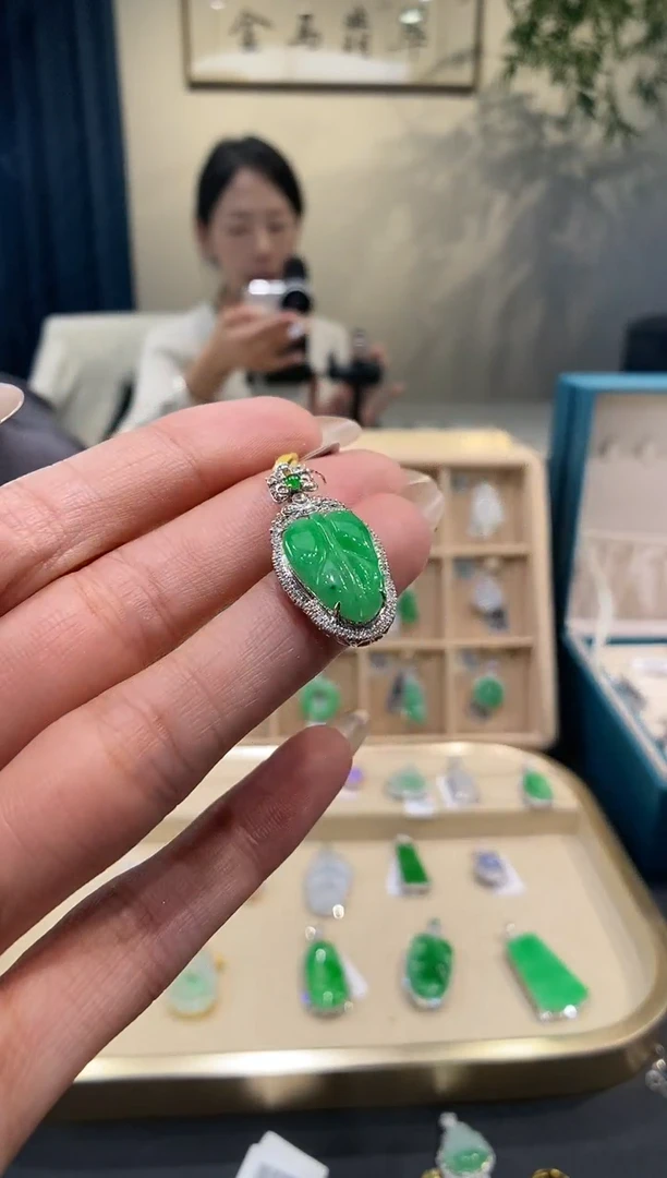 【闪购商品】翡翠吊坠(不含链)18K金镶嵌叶子