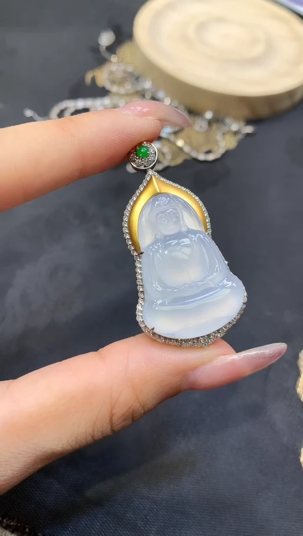 18K金镶嵌挂件翡翠观音