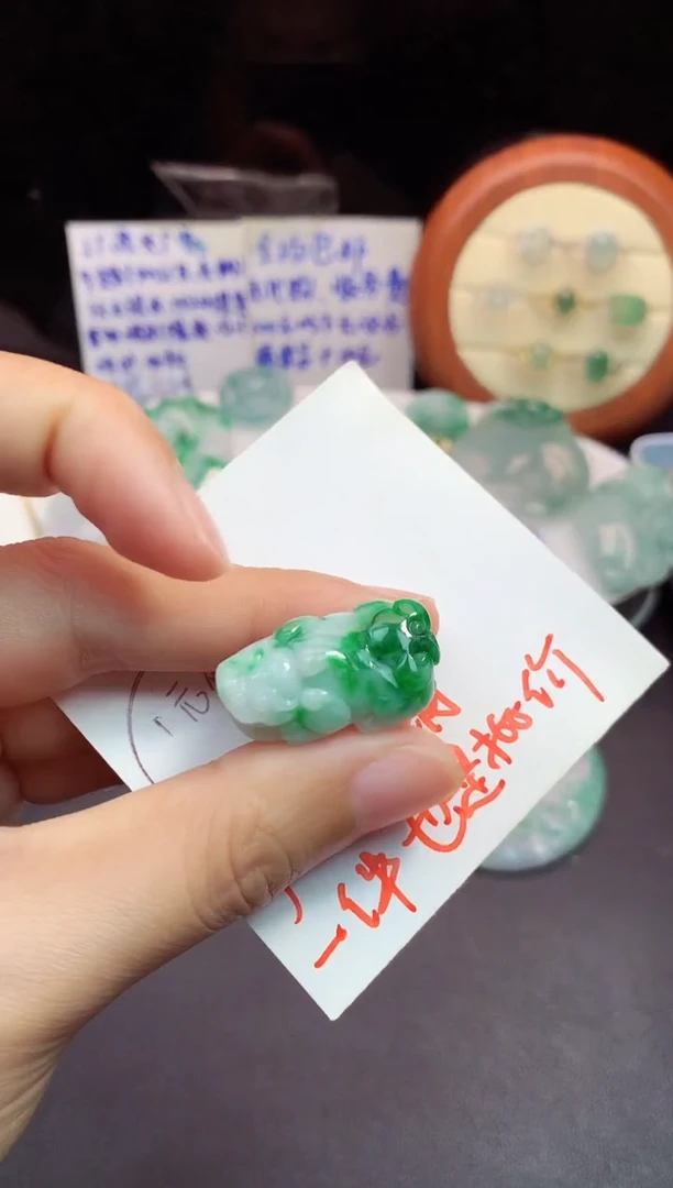 颈饰未镶嵌翡翠吊坠