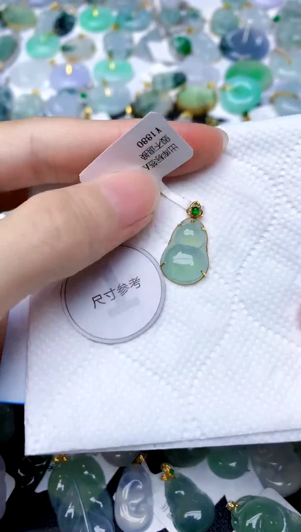 颈饰18K金镶嵌翡翠天然A货翡翠