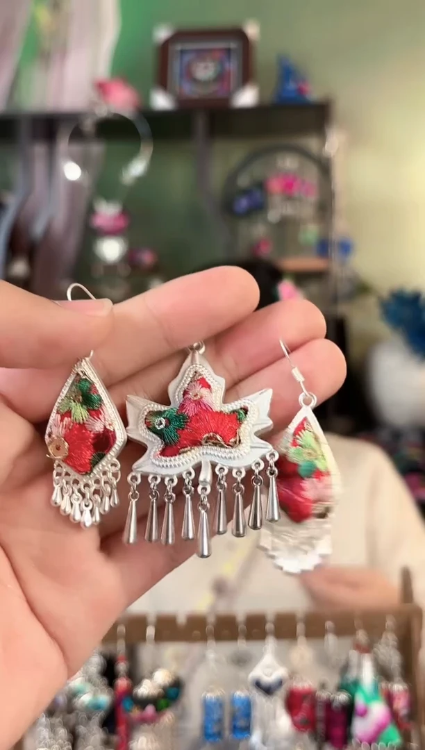 彩云南阁非遗老绣苗银饰品295