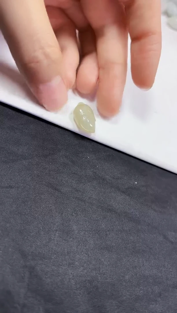 翡翠未镶嵌颈饰挂件