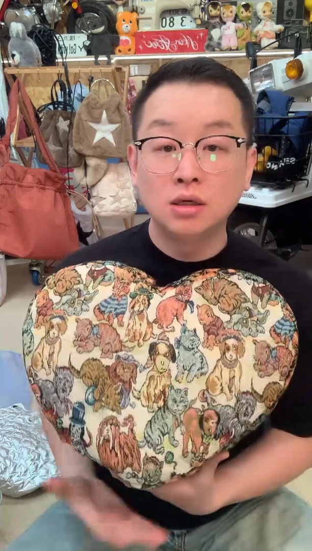 蚕丝小狗心形抱枕