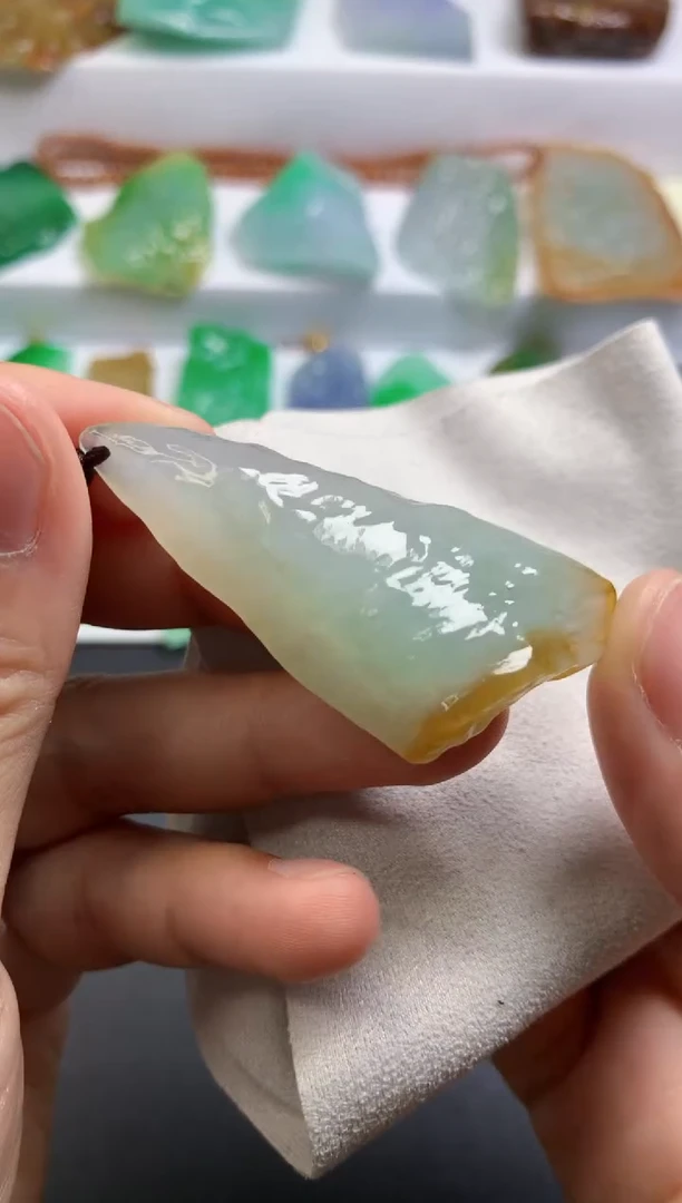 颈饰未镶嵌翡翠