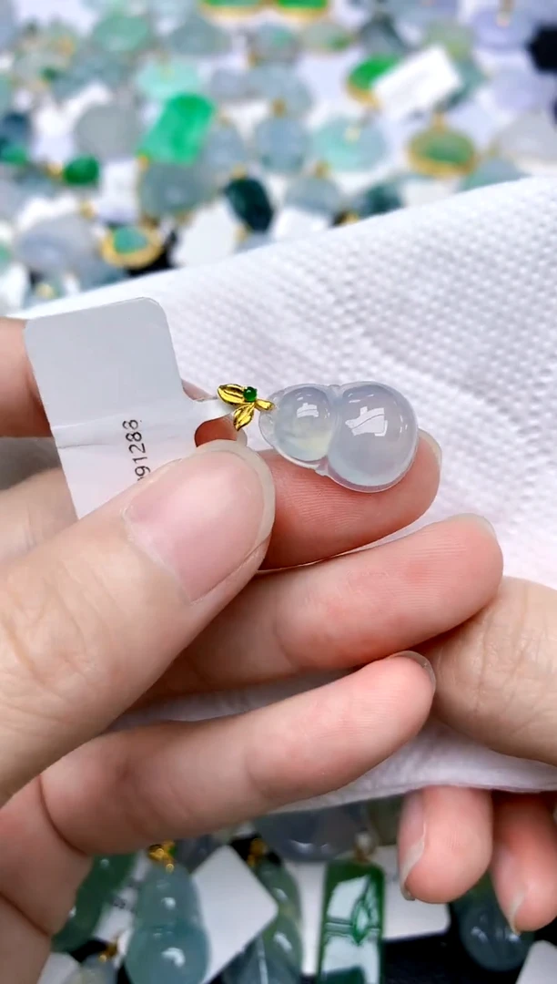 颈饰18K金镶嵌翡翠天然A货翡翠