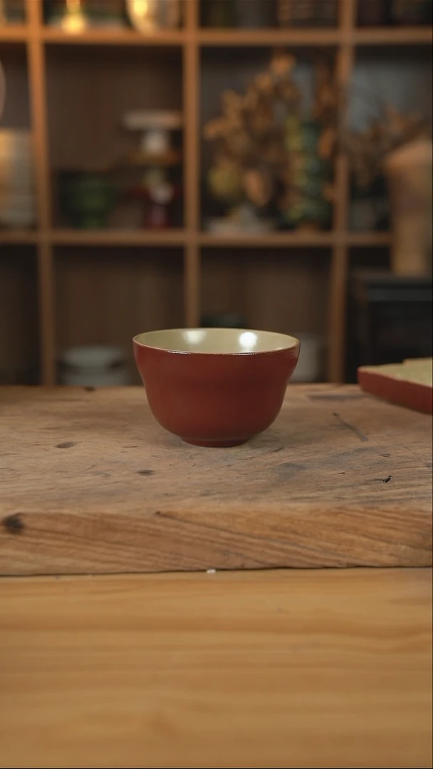 复古红色的葫芦米饭碗