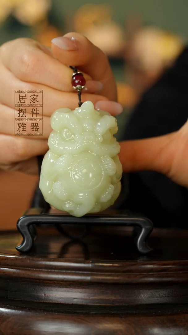 玉《醒狮抱球》摆件