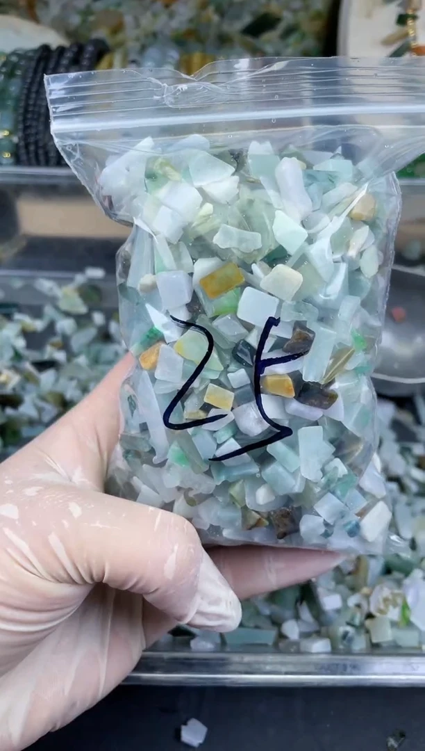 【闪购商品】翡翠颈饰未镶嵌天然翡翠边角迷你号500克25