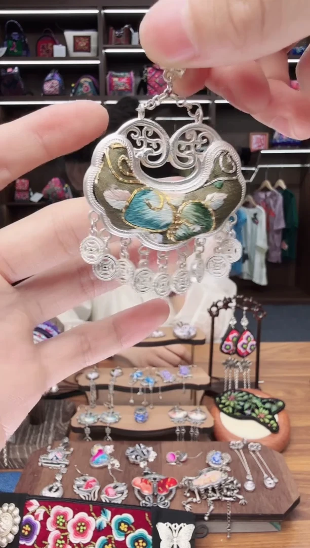 织绣129蒙阿苏苗绣传承店