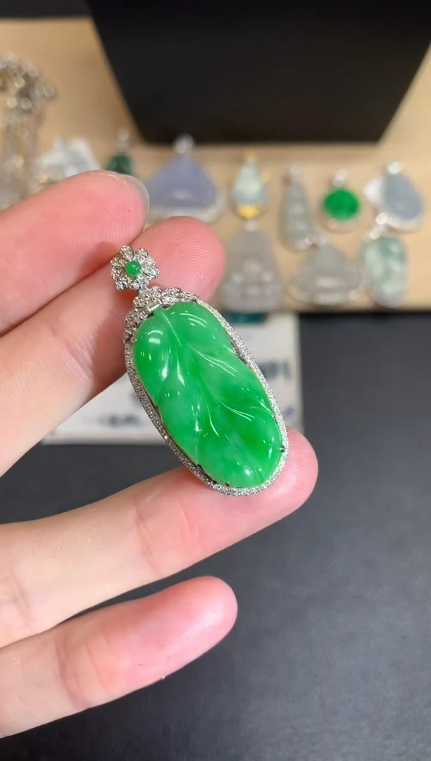 【闪购商品】翡翠颈饰18K金镶嵌叶子【无服务费】