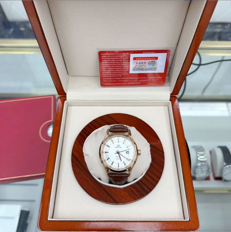 大蝶飞/枚金白/OMTSA/镂空/单日历/珍珠陀/表径41M/A01