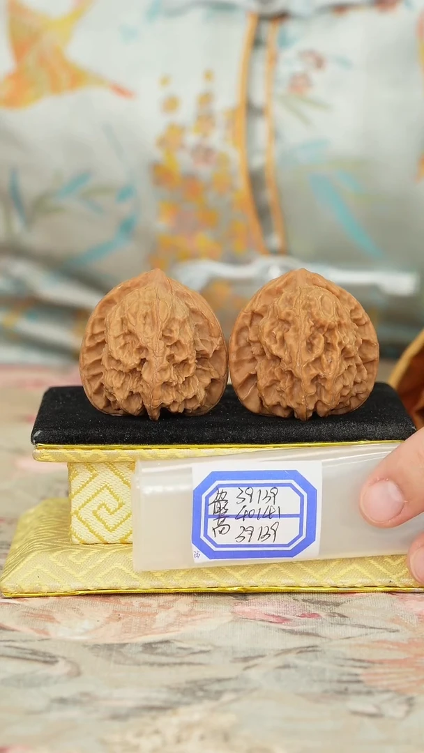 【闪购商品】文玩核桃把件梨木台有修