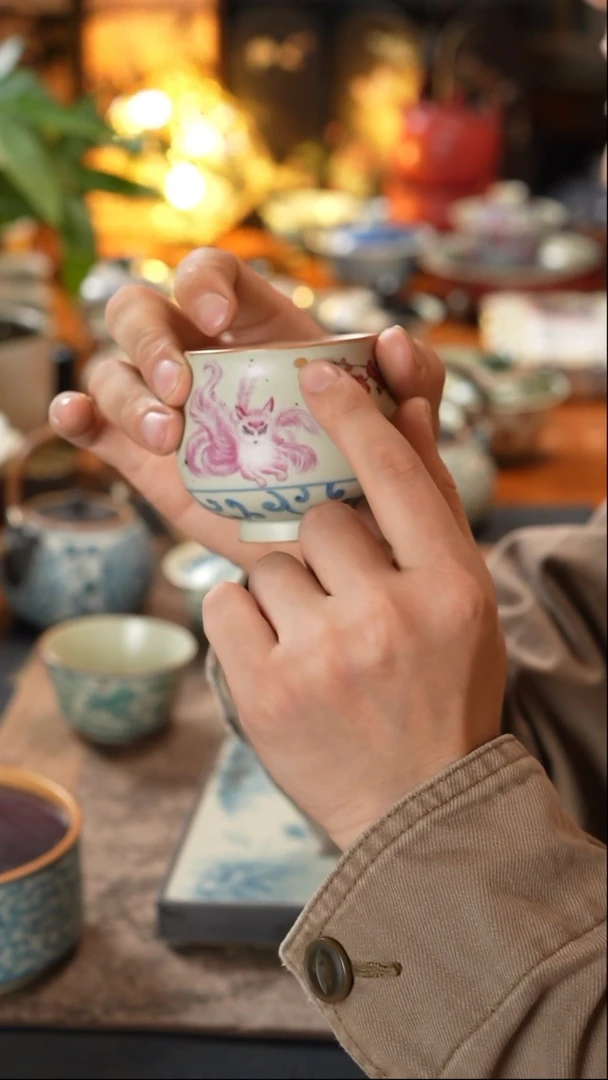 【闪购商品】素谷釉下青花斗彩九尾狐主人杯