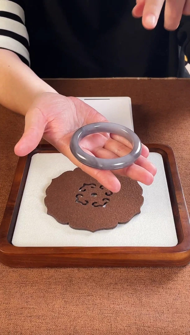 未镶嵌手镯和田玉手镯