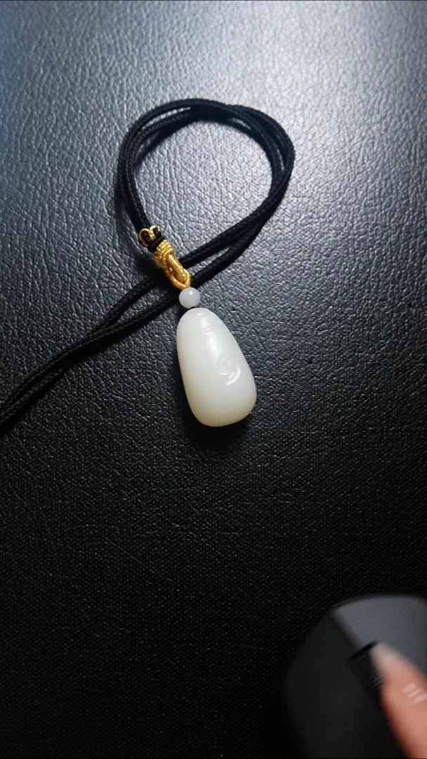 颈饰未镶嵌和田玉吊坠
