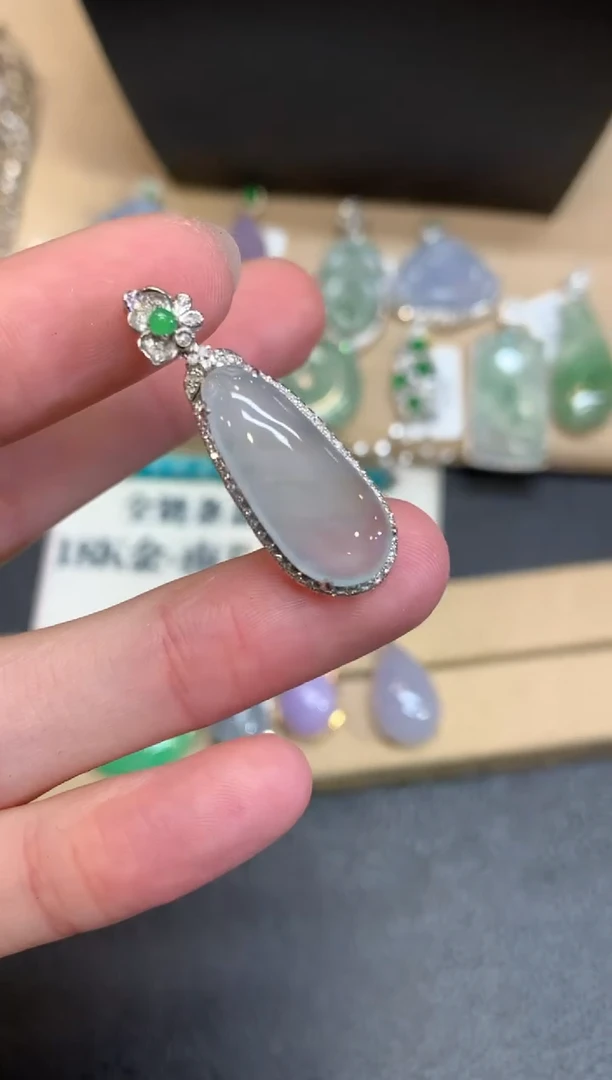 【闪购商品】翡翠颈饰18K金镶嵌福瓜【无服务费】