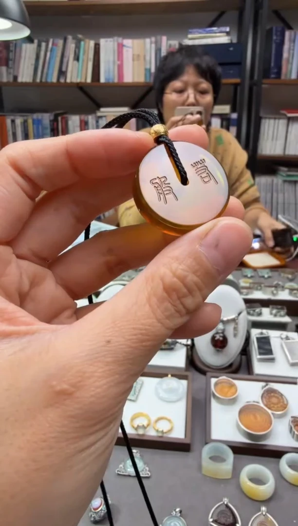 琥珀颈饰未镶嵌般若