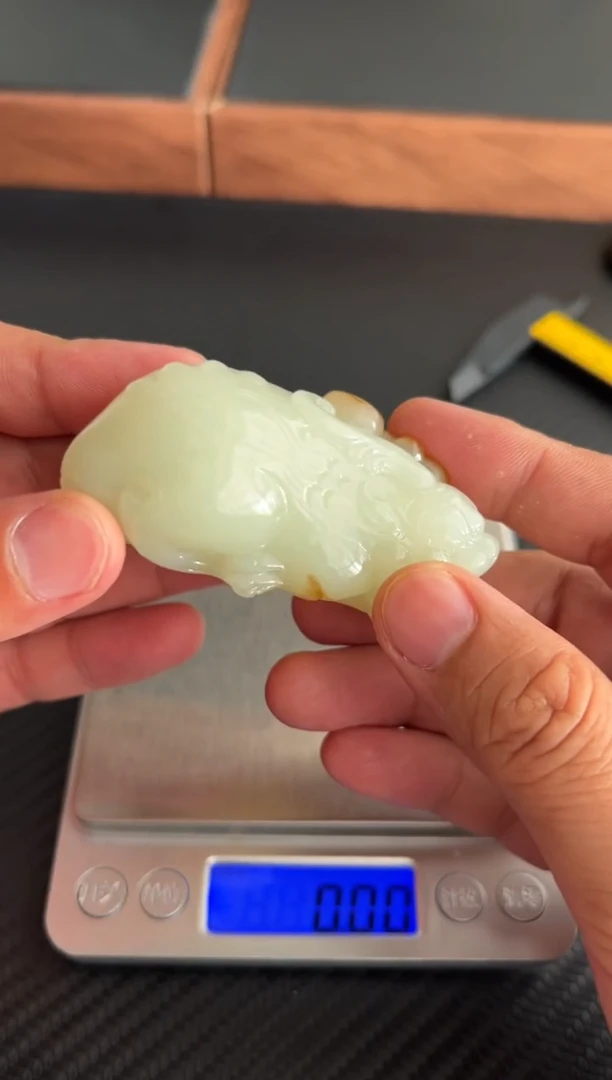 和田玉未镶嵌吊坠(赠链)今**艳且末微色差